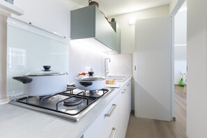 Kjøleskap, kokeplater, kaffetrakter/tekoker og vannkoker