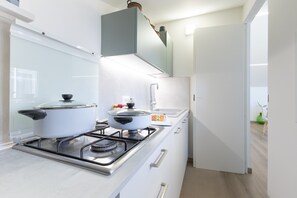 Geladeira, cooktop, cafeteira/chaleira, chaleira elétrica