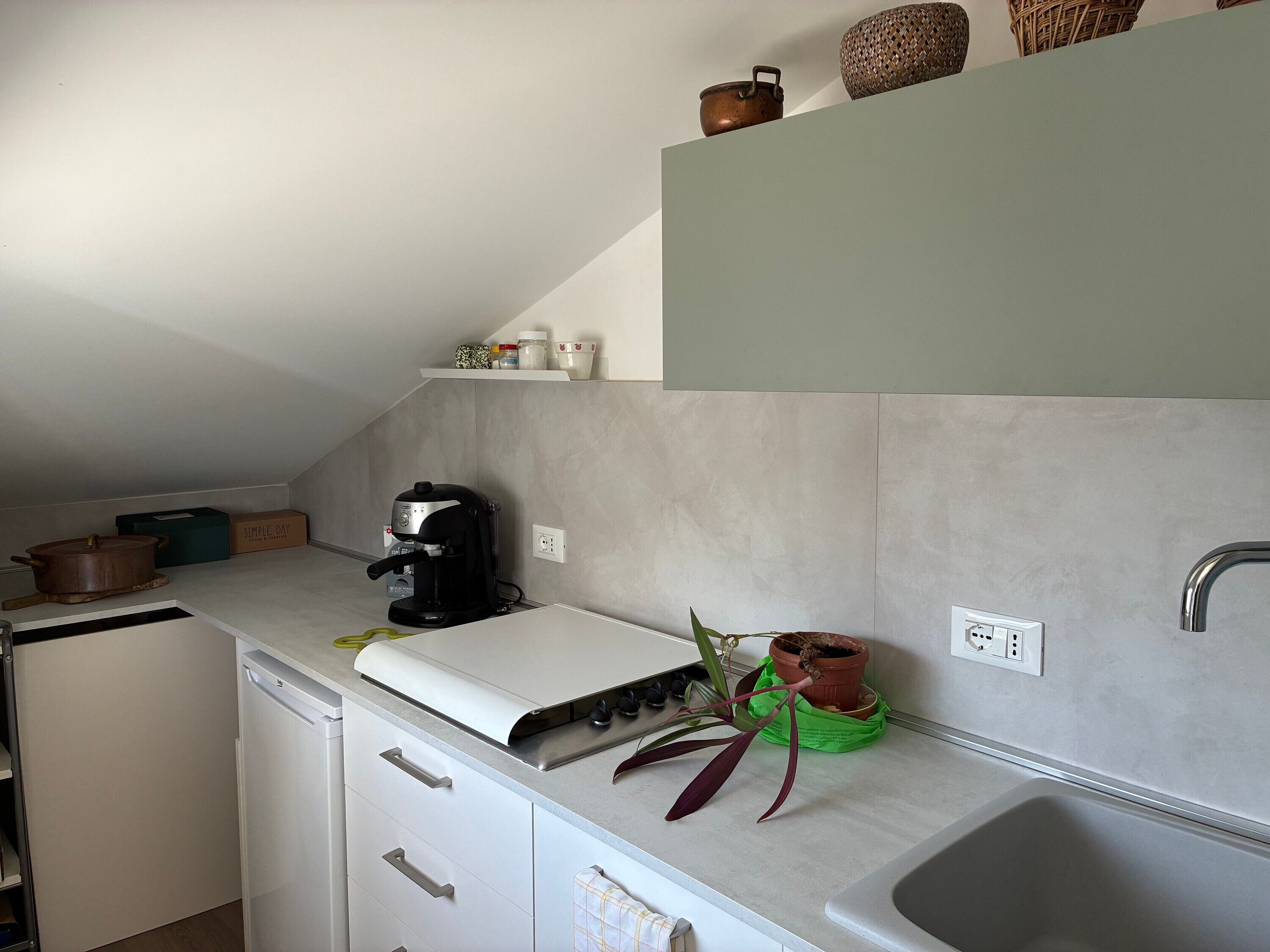 Réfrigérateur, plaque de cuisson, cafetière/bouilloire