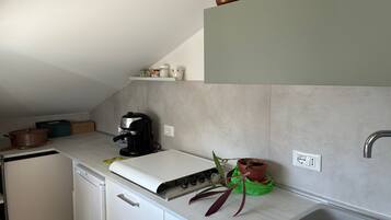 Réfrigérateur, plaque de cuisson, cafetiÚre/bouilloire