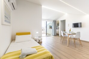 1 dormitorio, tabla de planchar con plancha, ropa de cama