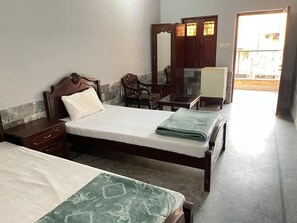 Kahden hengen economy-huone | Pimennysverhot, silitysrauta/-lauta