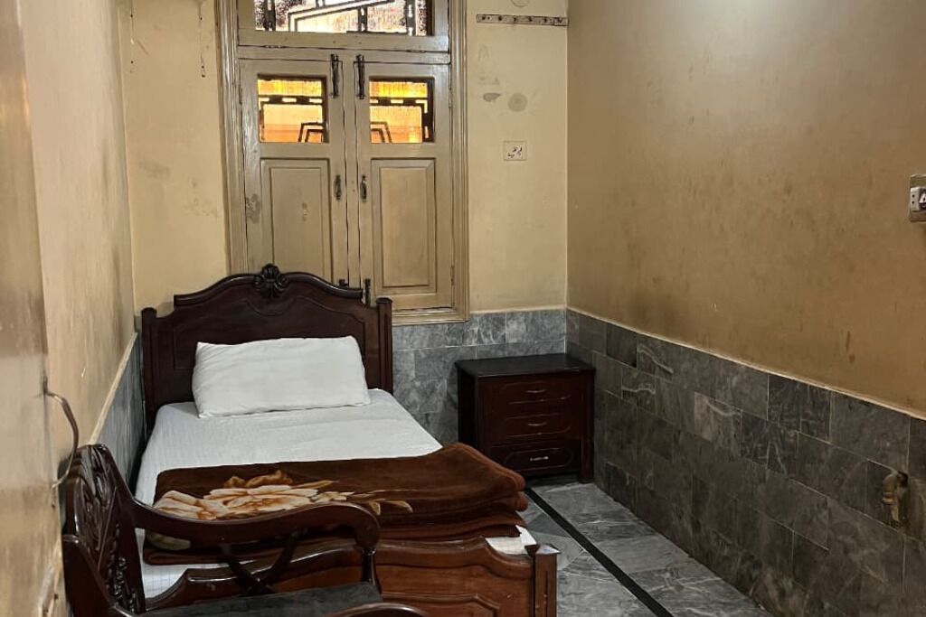 Yhden hengen perushuone | Pimennysverhot, silitysrauta/-lauta