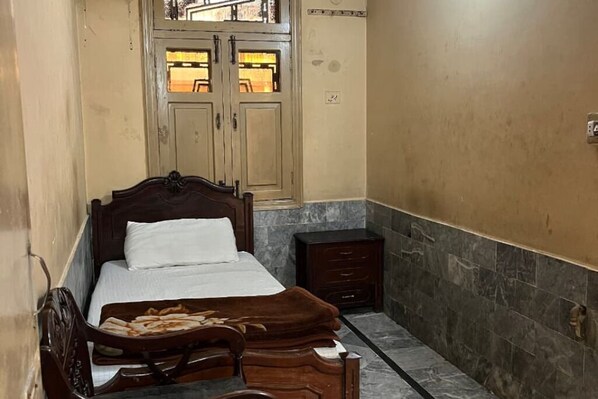 Chambre simple de base | Rideaux d’obscurcissement, fer et planche à repasser