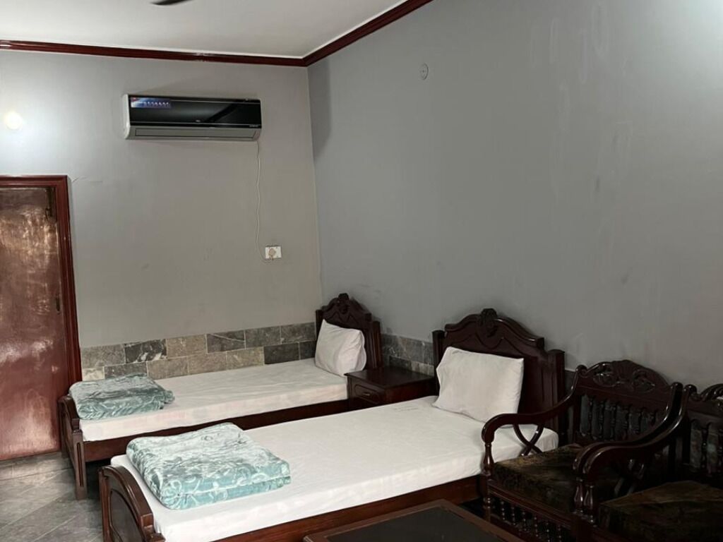 Quarto casal econômico | Cortinas blackout, ferros/tábuas de passar roupa