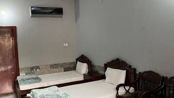 Quarto casal econômico | Cortinas blackout, ferros/tábuas de passar roupa