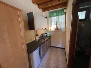 Stúdió, teraszos udvar, részleges kilátással a tóra | Privát konyha | Mikrohullámú sütő a közös használatú helyiségben