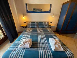 Family Studio, 2 Bedrooms, Patio, Partial Lake View