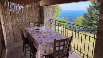 Appartamento, vista lago | Ristorazione all'aperto