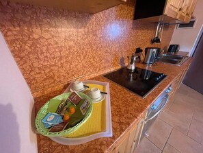 Apartamento, vista para o lago | Cozinha privada | Micro-ondas em uma área comum