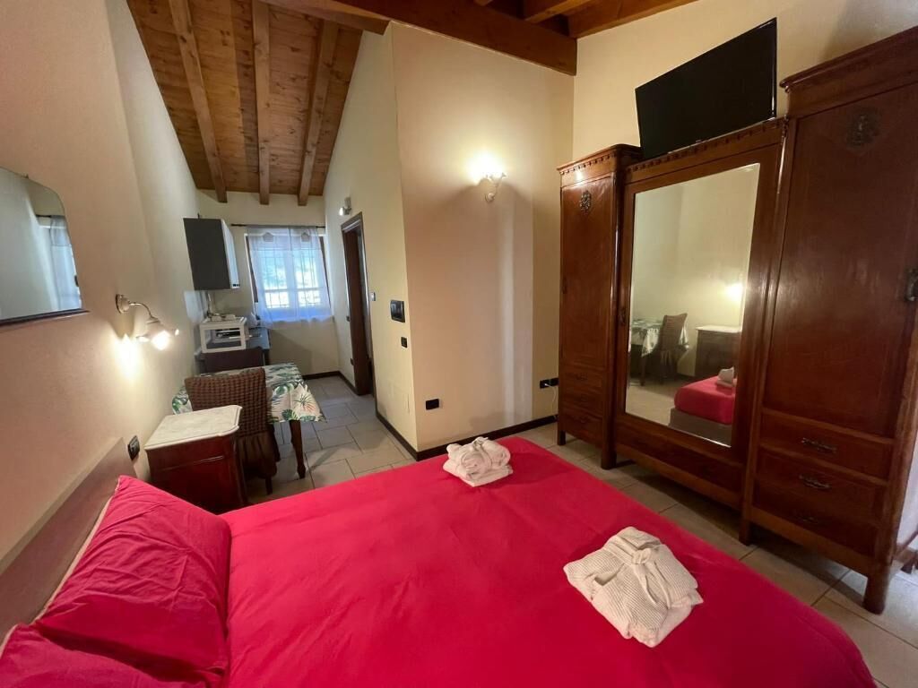 Estudio, patio, vistas parciales al lago