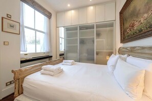 2 bedrooms, desk, iron/ironing board, travel cot - Charming 2 bedroom flat - Knightsbridge (Greater London)