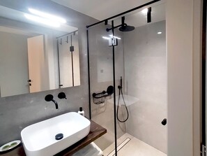 Shower, hair dryer, towels - Art Studios Room 102, Maisonette with Sea View, Gialova - Navarino (Gialova)