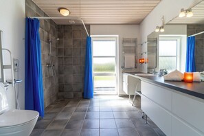 Cottage, 6 Bedrooms, Mobility Accessible, Pets Allowed | Bathroom - Feriehuset Østersvej (Fjerritslev)