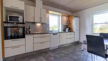 Cottage, 6 kamar tidur, difabel mobilitas, Hewan Peliharaan Diizinkan | Dapur pribadi | Kursi makan untuk bayi