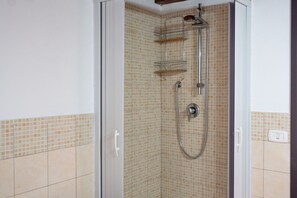 Regadera, bidet, toallas 