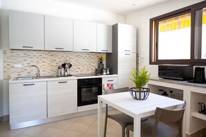 Fridge, microwave, toaster - House & Villas- Villa Andolina (Fontane Bianche)