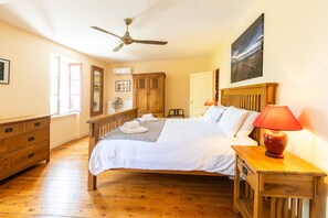 Iron/ironing board, WiFi, bed sheets - Renovated Winegrower's House with Shared Pool, Wi-Fi & AC in the Heart of the Vineyards (Trèbes)