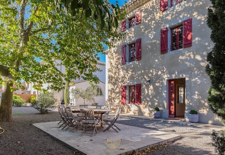 Outdoor dining. Renovated Winegrower's House with Shared Pool, Wi-Fi & AC in the Heart of the Vineyards