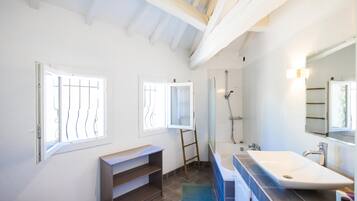 Douche, serviettes fournies