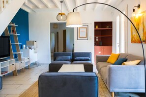 TV, video games, DVD player - Bastide des Vignes: Private Pool and Tranquility on a Vineyard Estate (Trèbes)