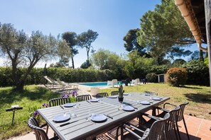 Outdoor dining - Bastide des Vignes: Private Pool and Tranquility on a Vineyard Estate (Trèbes)