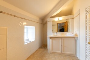 Een douche, een haardroger, handdoeken