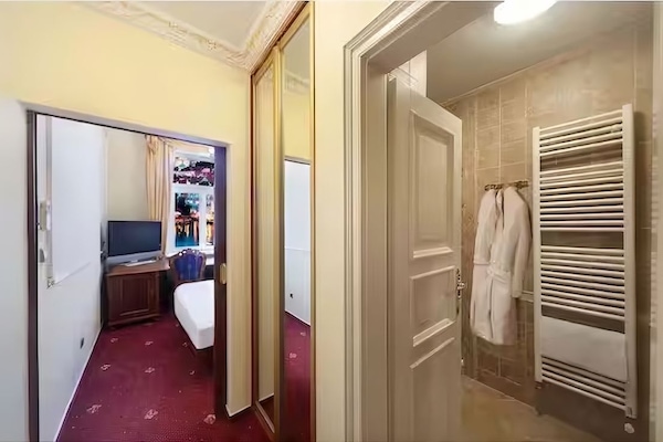 Luxury Suite | Premium bedding, down comforters, Select Comfort beds, minibar