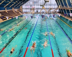 Piscina interna, funciona das 8h às 17h, barracas, guarda-sóis