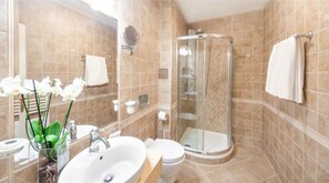 Quarto casal ou duplo superior, vista para a cidade | Banheiro