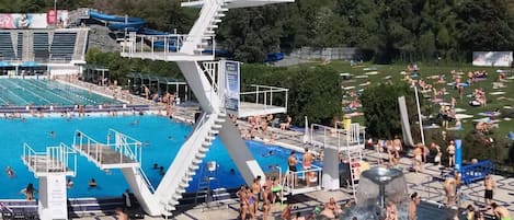 Piscina interna, funciona das 8h às 17h, barracas, guarda-sóis