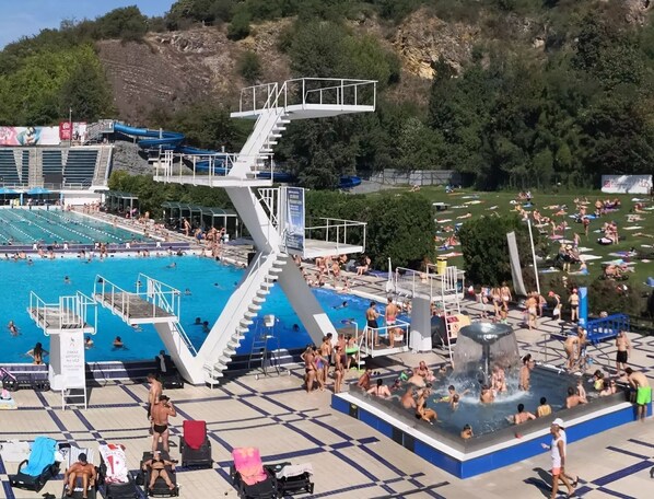 Sisäuima-allas avoinna 8.00–17.00, maksullisia cabañoita, aurinkovarjoja