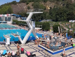Una piscina cubierta (de 08:00 a 17:00), cabañas de piscina (de pago)
