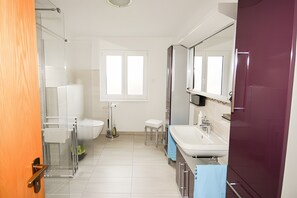 Douche, sèche-cheveux, serviettes fournies