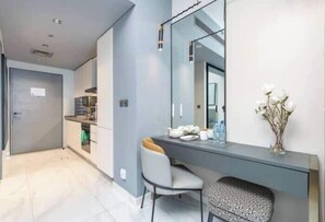 Luxury-Studio, Balkon, Stadtblick | Wohnbereich | 65-Zoll-Smart-TV mit Kabelempfang, Tischtennisplatte