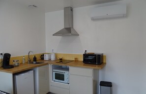 Een koelkast, een microgolfoven, een oven, een kookplaat