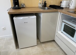 Frigorífico, microondas, horno y placa de cocina