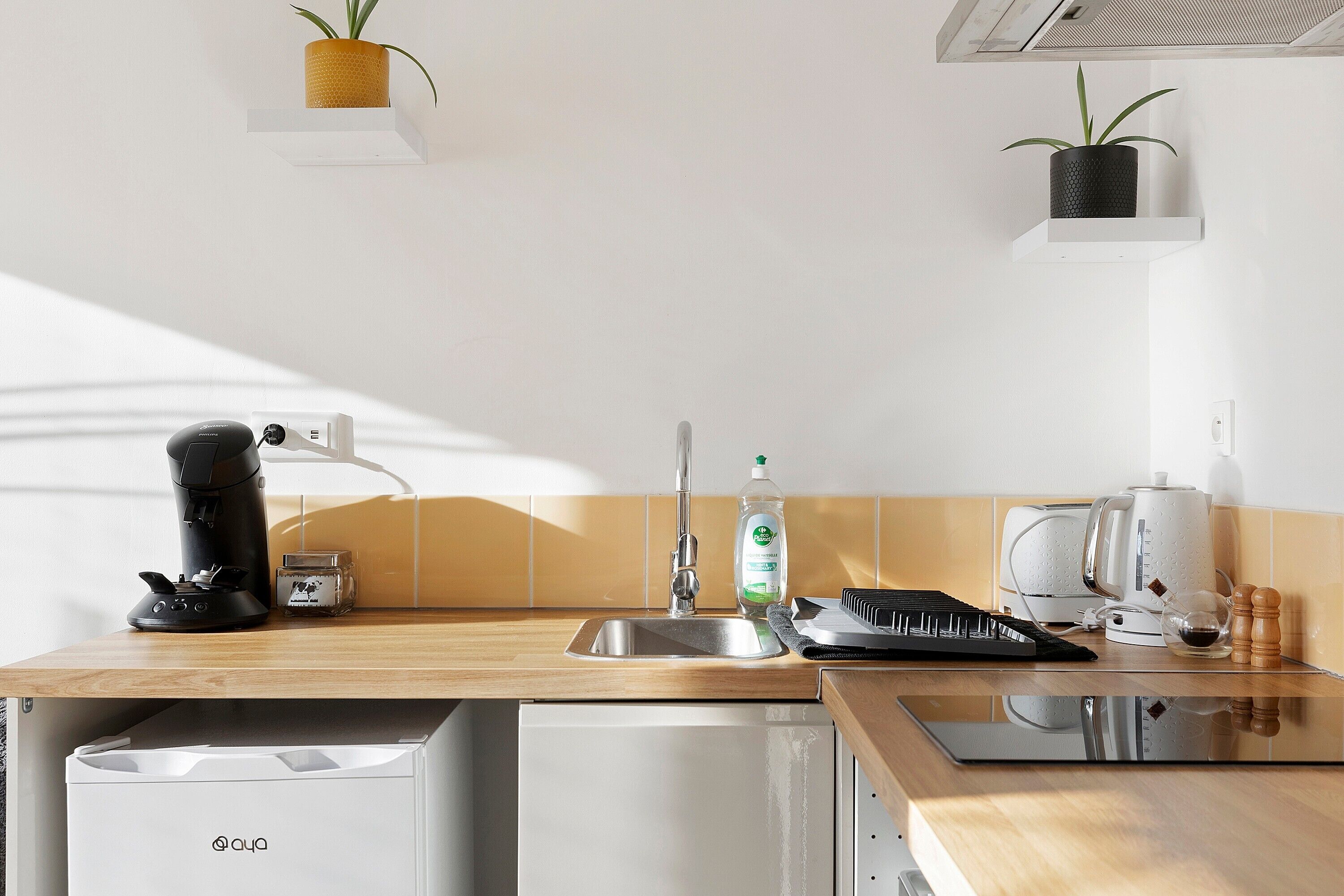 Een koelkast, een microgolfoven, een oven, een kookplaat