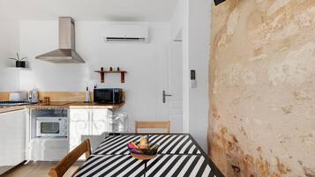 Jääkaappi, mikroaaltouuni, uuni, liesi