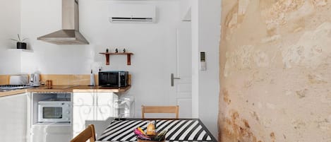 冷蔵庫、電子レンジ、オーブン、コンロ