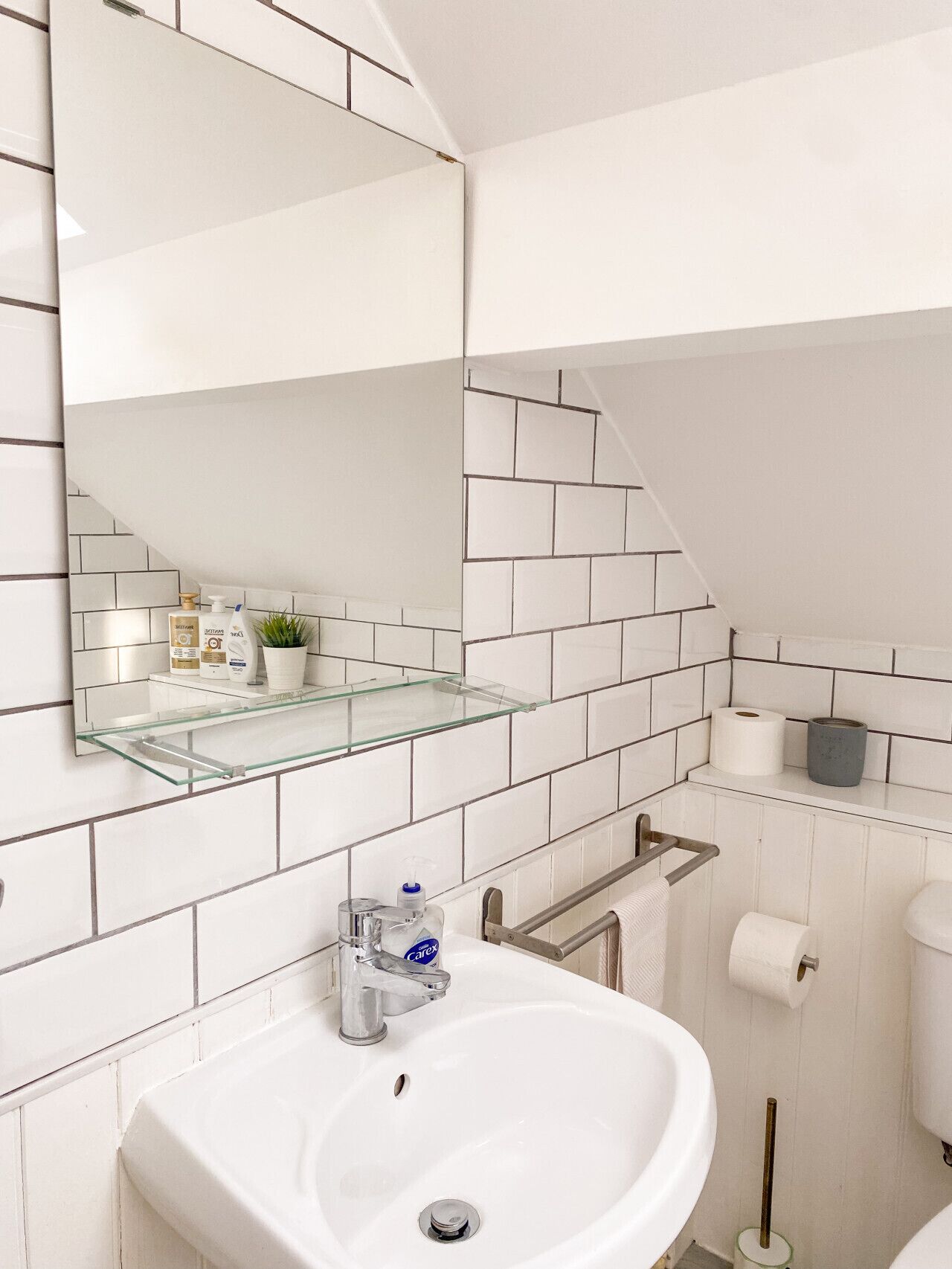 Sèche-cheveux, serviettes fournies, savon, papier toilette