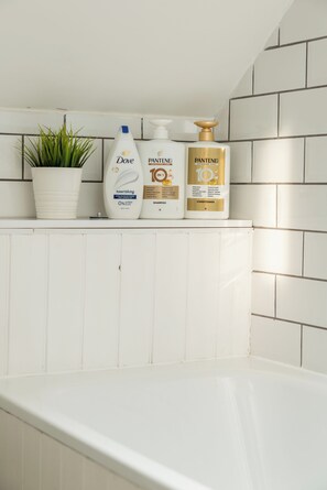 Sèche-cheveux, serviettes fournies, savon, papier toilette