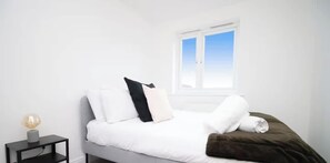 5 bedrooms, iron/ironing board, WiFi, bed sheets - Stylish 5BR Contractor Home - Sleeps 10 - Parking (Newport)
