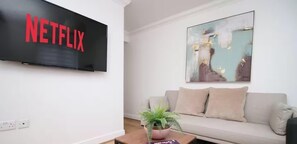 Interior - Stylish 5BR Contractor Home - Sleeps 10 - Parking (Newport)