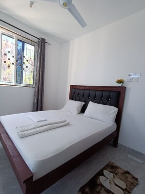 Een strijkplank/strijkijzer, wifi, beddengoed