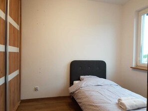 Ferros/tábuas de passar roupa, acesso à internet, roupa de cama