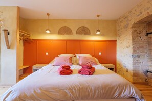 Room - Guest Room “La Terre d’à Côté” with Shared Terrace and Wi-Fi (Saint-Remèze)