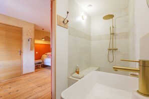 Bathroom - Guest Room “La Terre d’à Côté” with Shared Terrace and Wi-Fi (Saint-Remèze)