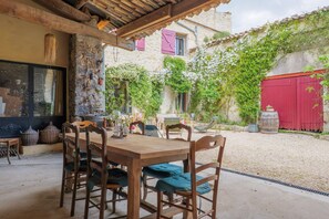 Outdoor dining - Guest Room “La Terre d’à Côté” with Shared Terrace and Wi-Fi (Saint-Remèze)