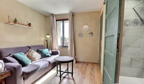 Living area - Guest Room “L’Aphyllanthe” with Large Shared Courtyard and Wi-Fi (Saint-Remèze)